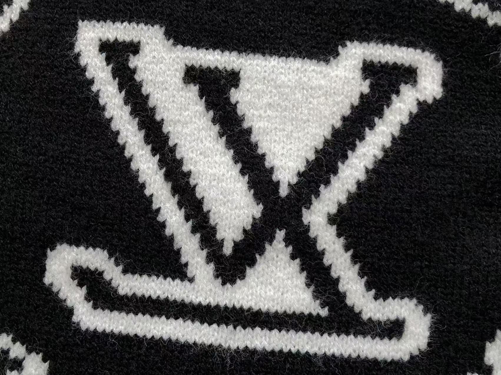 Louis Vuitton LV Essential Scarf