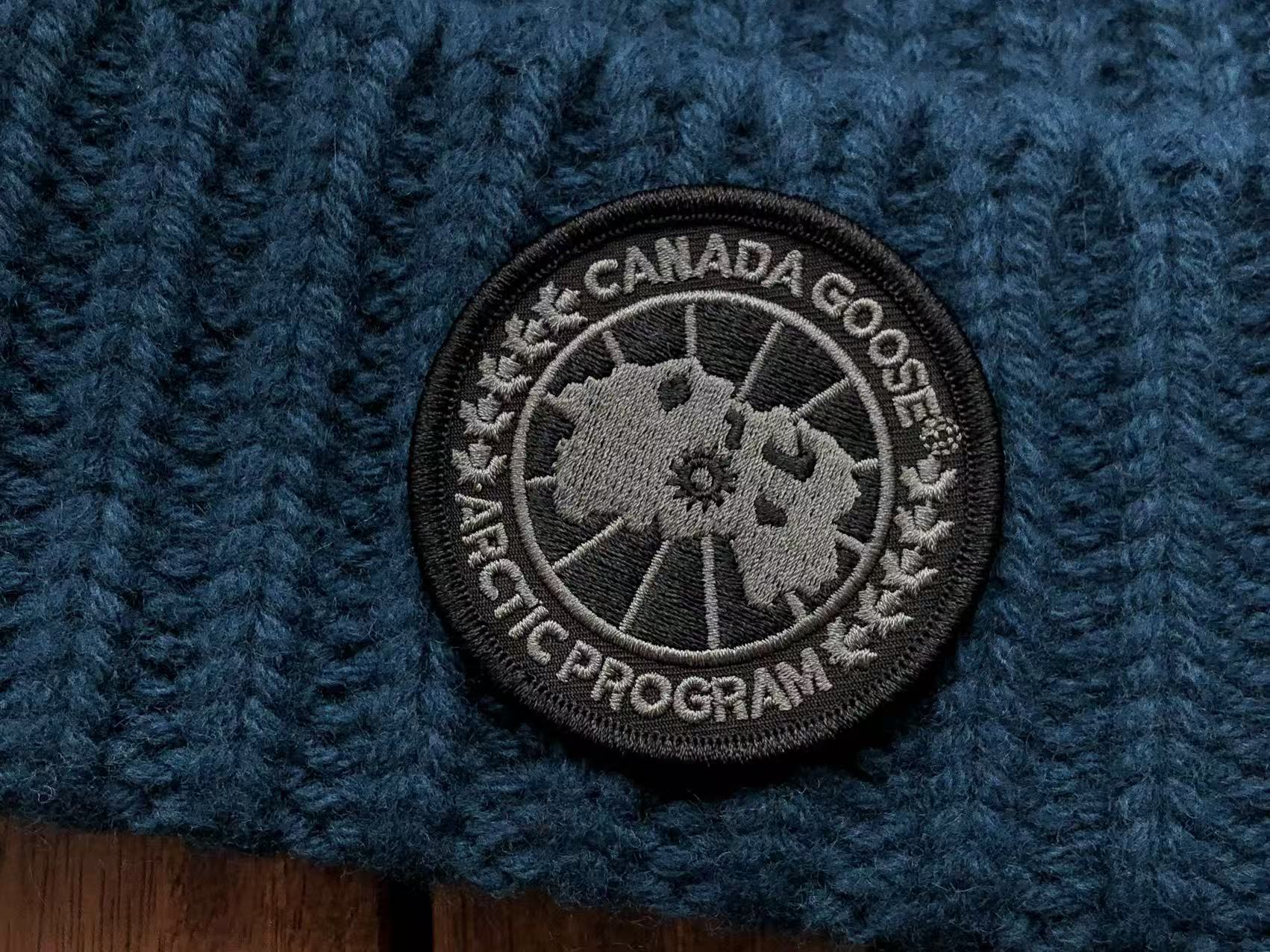 Canada Goose Arctic Disc Toque ribbed beanie