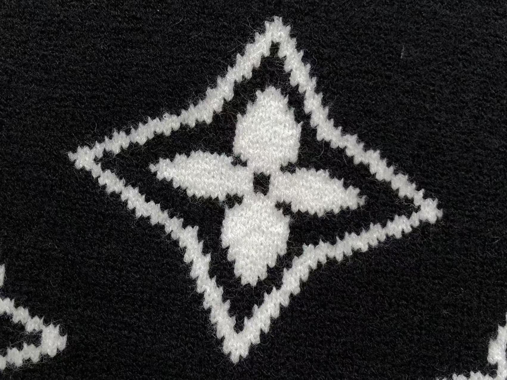 Louis Vuitton LV Essential Scarf