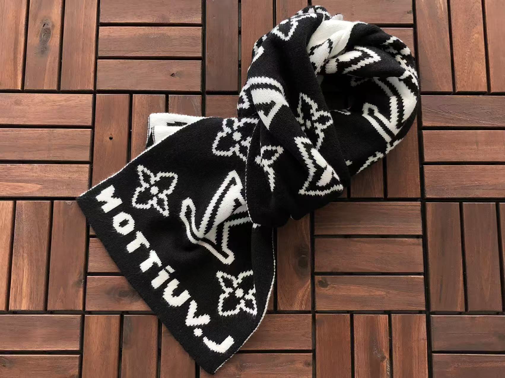 Louis Vuitton LV Essential Scarf