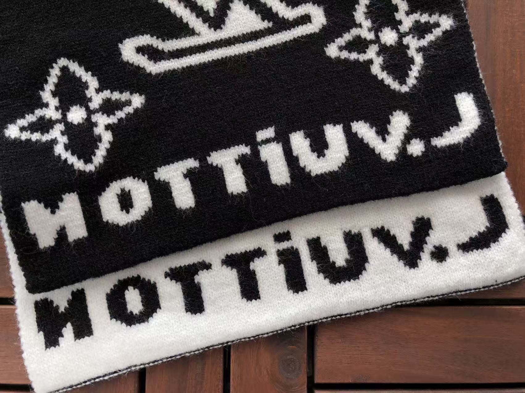 Louis Vuitton LV Essential Scarf