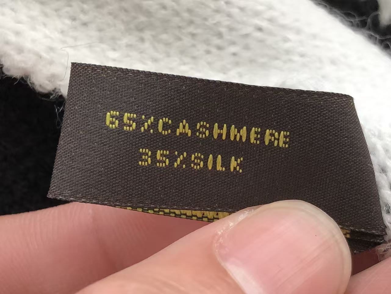 Louis Vuitton LV Essential Scarf