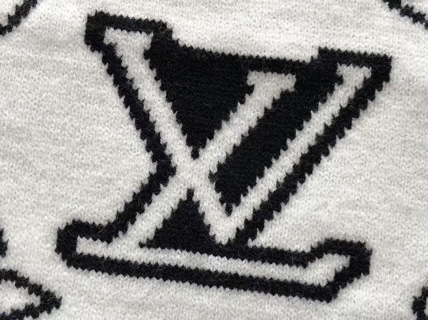 Louis Vuitton LV Essential Scarf