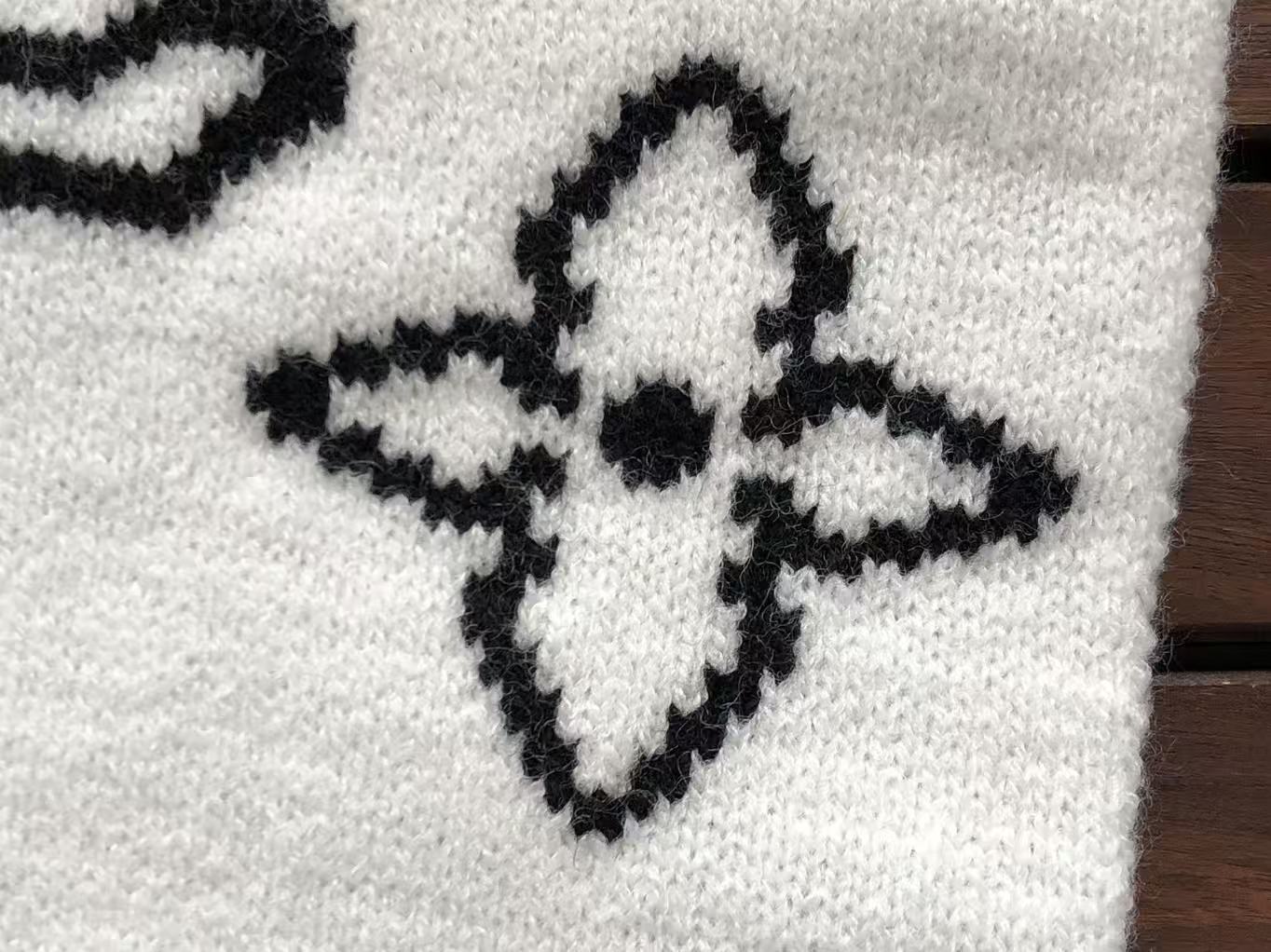 Louis Vuitton LV Essential Scarf