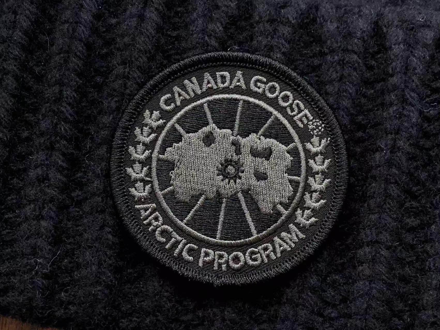 Canada Goose Arctic Disc Toque ribbed beanie